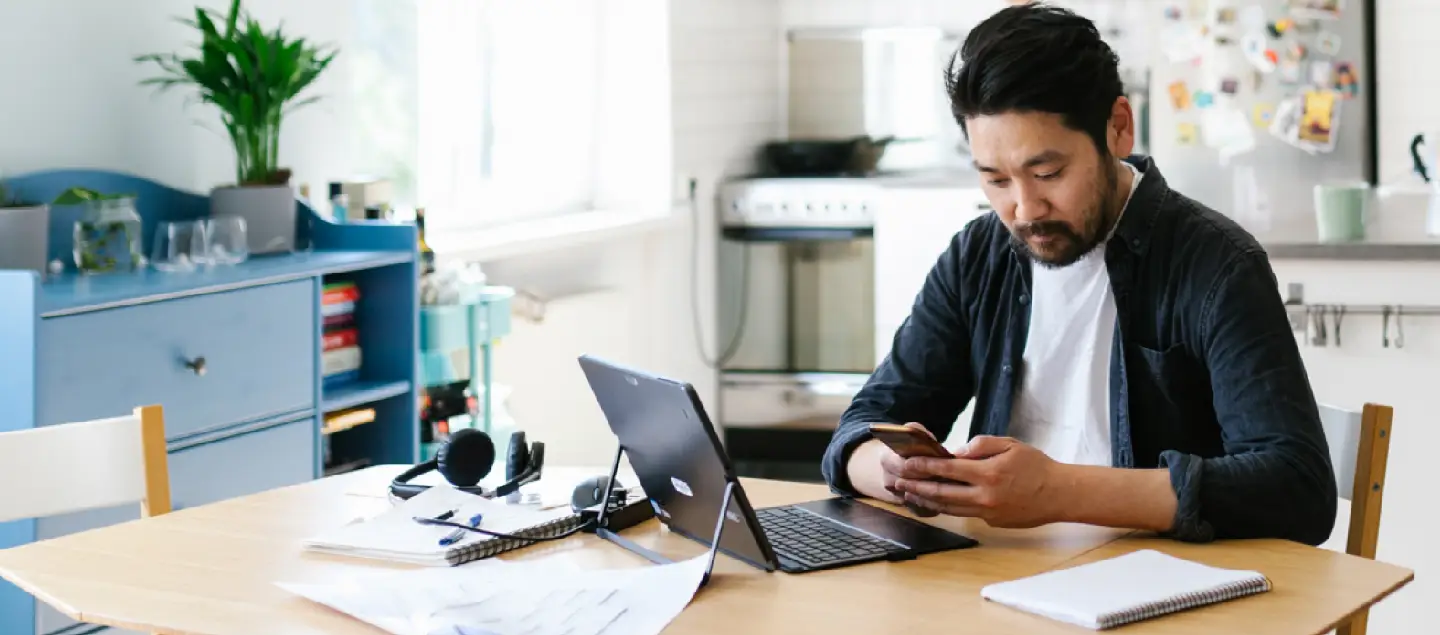 man typing on a smart phone.