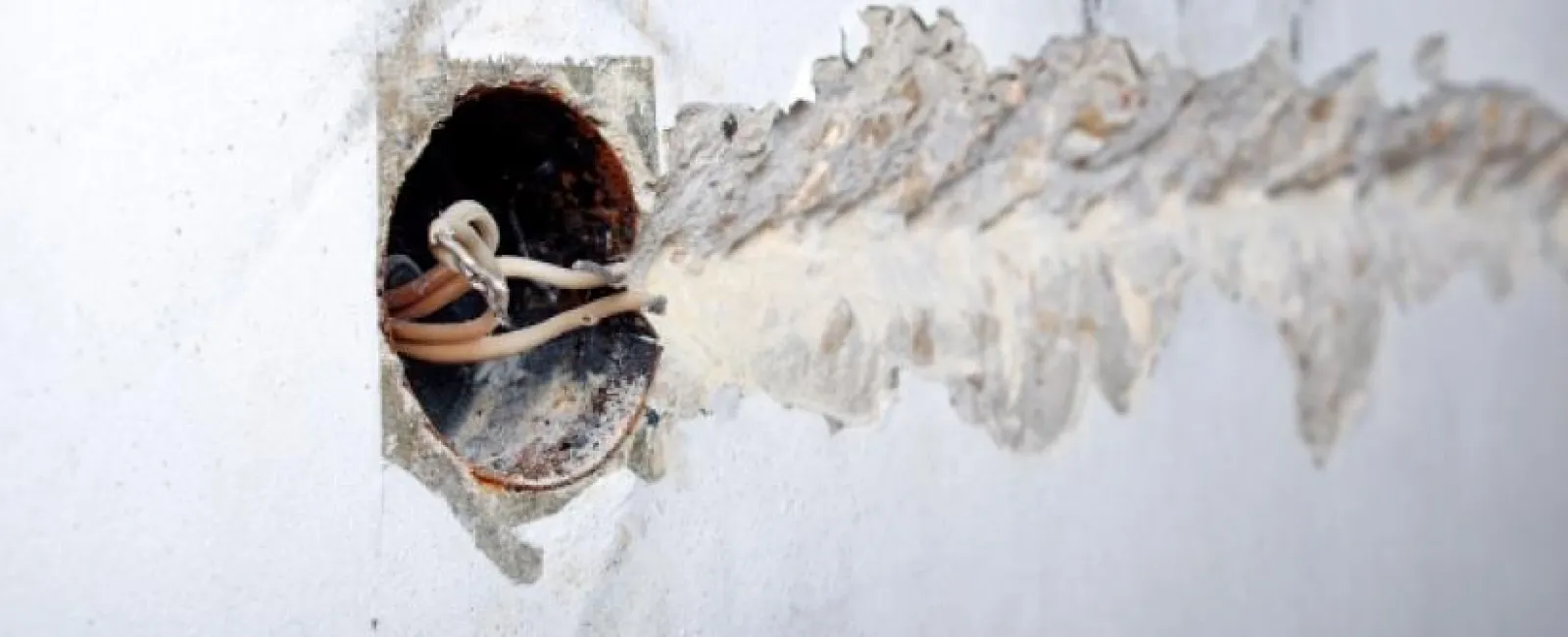 A socket exposed with aluminum wire.